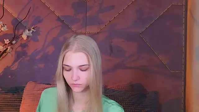 4example Chloe online show from October 8, 2025, 10:35 am