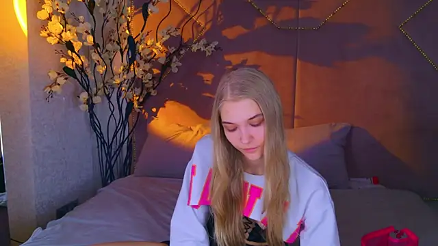 4example Chloe online show from November 11, 2025, 10:48 am