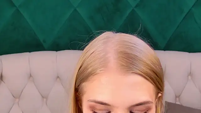 4example Chloe online show from April 1, 2026, 1:52 pm