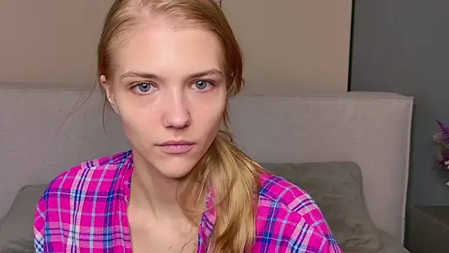 4example Chloe online show from April 5, 2026, 5:37 am