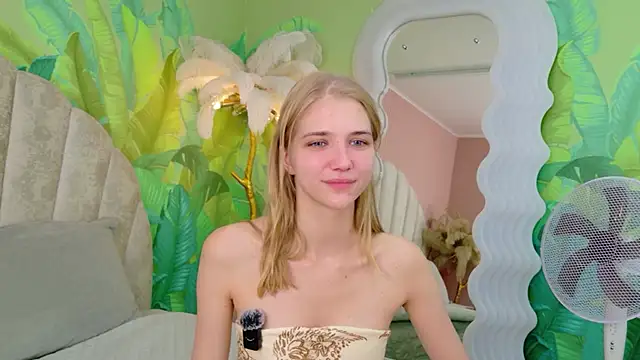 Snapshot of 4example_Chloe chatting on July 9, 2026, 5:44 am 4example Chloe online show from July 9, 2026, 5:44 am