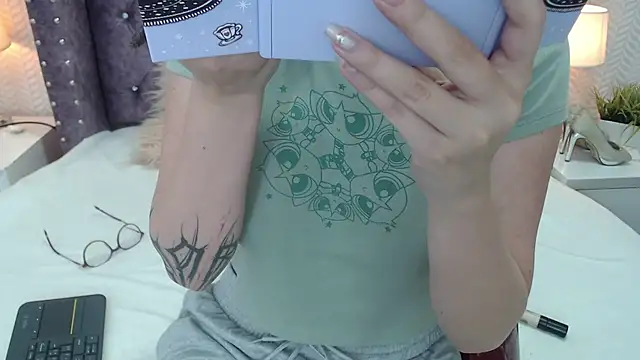 Snapshot of RavenLove_ chatting on September 28, 2025, 2:00 pm RavenLove online show from September 28, 2025, 2:00 pm