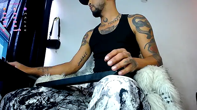 Snapshot of LickMyInk chatting on October 20, 2025, 1:44 pm LickMyInk online show from October 20, 2025, 1:44 pm