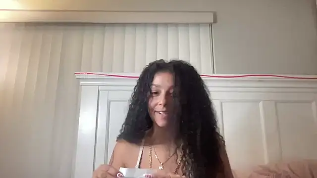 Snapshot of sweetnjuicyyy chatting on October 10, 2025, 4:11 am sweetnjuicyyy online show from October 10, 2025, 4:11 am