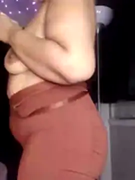 Snapshot of sweetnjuicyyy chatting on November 11, 2025, 4:12 am sweetnjuicyyy online show from November 11, 2025, 4:12 am