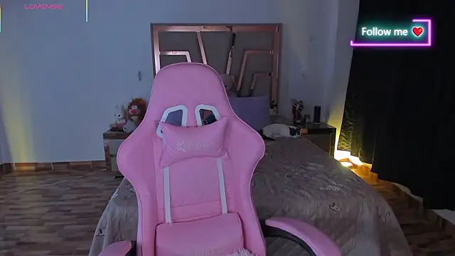 lunaarose online show from March 25, 2026, 3:45 am