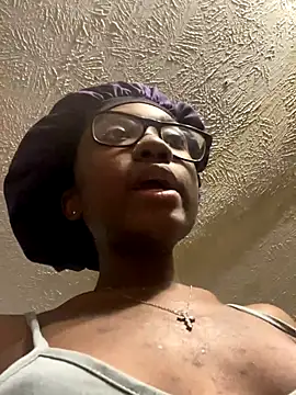 Snapshot of HennessyBaby21 chatting on November 18, 2025, 8:41 am HennessyBaby21 online show from November 18, 2025, 8:41 am