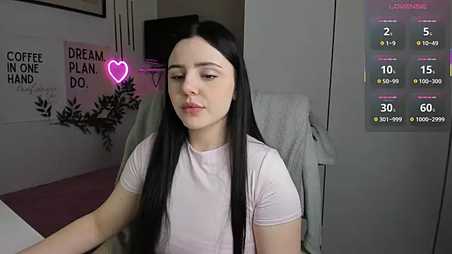 LiaWoow online show from November 18, 2025, 7:46 am