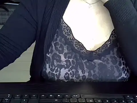 ITALIANASISIXX online show from May 17, 2026, 8:12 am