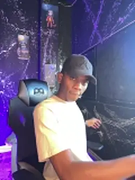 Snapshot of Brycce_santos chatting on June 11, 2026, 1:42 pm Brycce santos online show from June 11, 2026, 1:42 pm