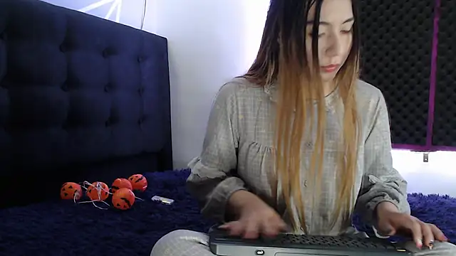 Snapshot of karlamoon23 chatting on October 13, 2025, 9:26 pm karlamoon23 online show from October 13, 2025, 9:26 pm