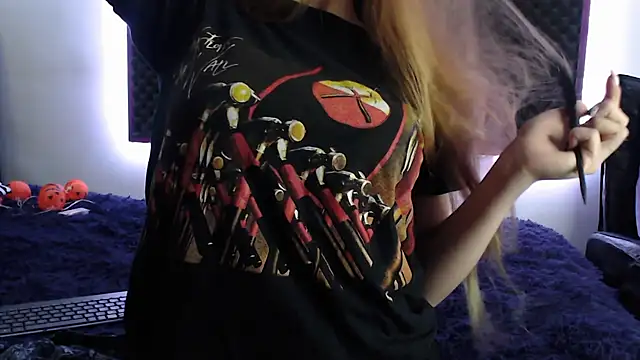 Snapshot of karlamoon23 chatting on October 15, 2025, 10:10 pm karlamoon23 online show from October 15, 2025, 10:10 pm