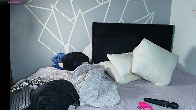 karlamoon23 online show from March 25, 2026, 8:26 pm