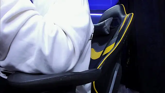 alexgiraldo   online show from November 5, 2025, 5:40 am