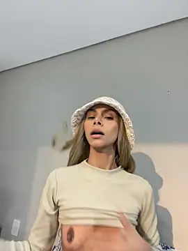 heloagreen  online show from September 10, 2025, 3:06 am