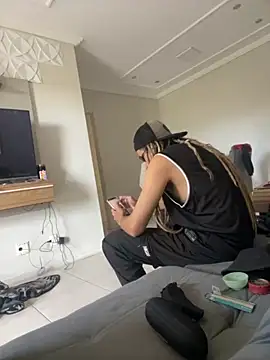 heloagreen  online show from September 26, 2025, 6:45 pm