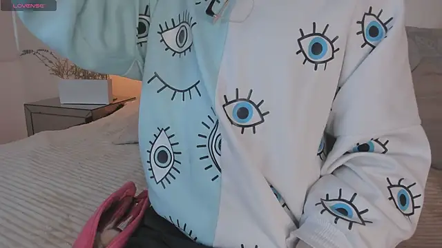 Snapshot of Megan_DH chatting on October 15, 2025, 12:05 pm Megan DH online show from October 15, 2025, 12:05 pm