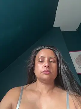 Angelaarayexx online show from April 12, 2026, 8:52 am