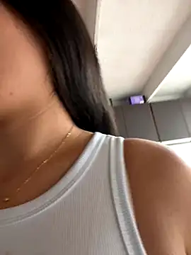 Alyha Cortes online show from October 15, 2025, 1:11 pm