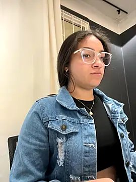 Alyha Cortes online show from November 21, 2025, 1:32 pm