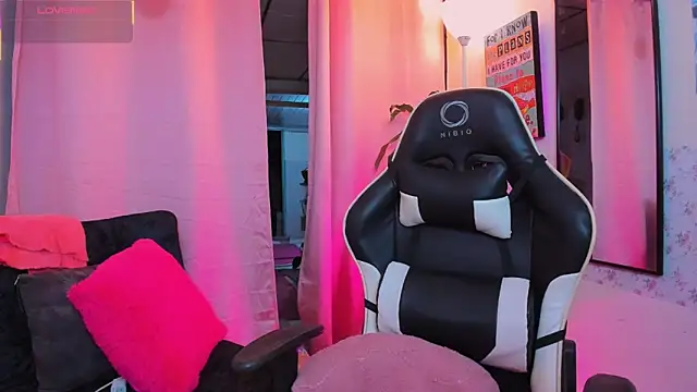 kim7  online show from April 4, 2026, 11:57 pm