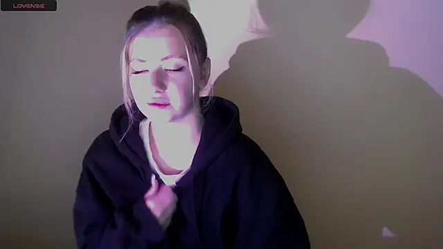 AliceHotty  online show from September 26, 2025, 6:39 am