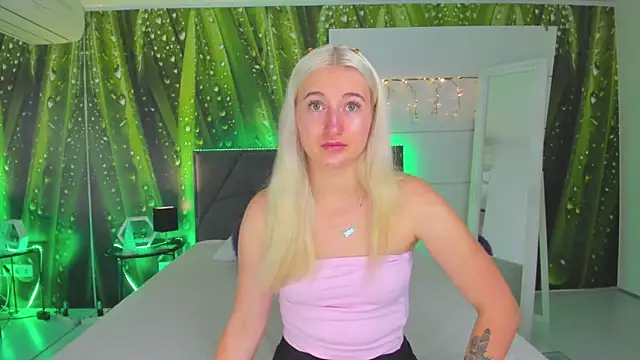 HollyTailors online show from October 1, 2025, 5:35 am