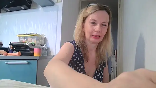 Snapshot of Sweetmurrr chatting on June 14, 2026, 2:35 am Sweetmurrr online show from June 14, 2026, 2:35 am