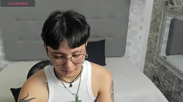 emahills  axelrose online show from September 12, 2025, 12:55 am