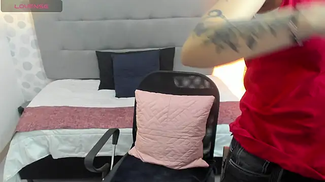 emahills  axelrose online show from October 7, 2025, 4:20 am