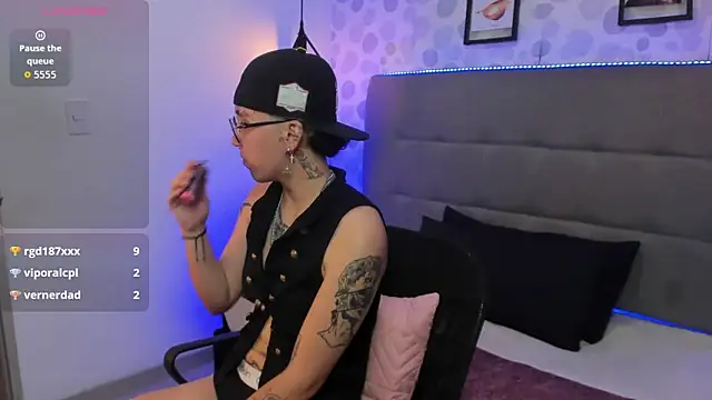 emahills  axelrose online show from October 31, 2025, 2:40 pm