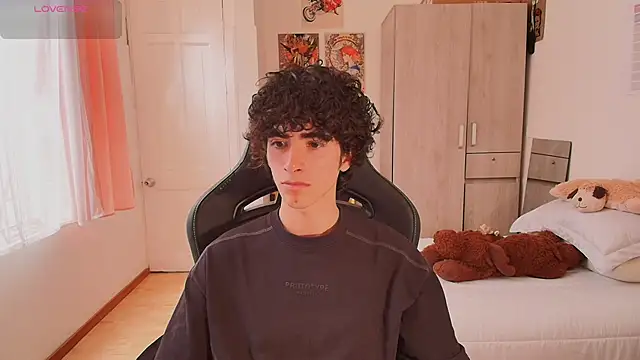 Nude Boy18 online show from May 19, 2026, 8:04 pm