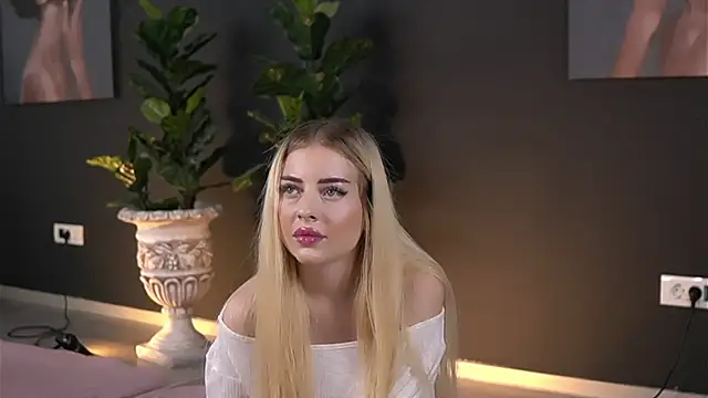 SerenaNoir online show from October 18, 2025, 9:04 pm