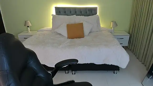 Snapshot of Catti_Brie chatting on October 25, 2025, 1:46 am Catti Brie online show from October 25, 2025, 1:46 am