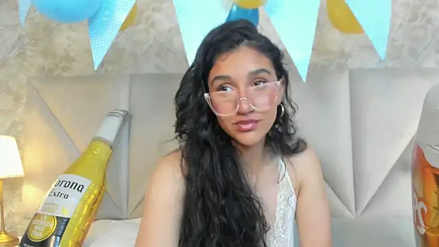 Snapshot of ValentiinaCruz chatting on October 2, 2025, 10:28 pm ValentiinaCruz online show from October 2, 2025, 10:28 pm