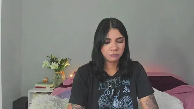 Laura-angeel online show from November 26, 2025, 7:59 pm