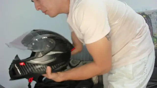 Snapshot of Mike3Xxx chatting on October 7, 2025, 12:08 am Mike3Xxx online show from October 7, 2025, 12:08 am