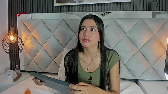 Snapshot of Baby-Rouse_ chatting on November 18, 2025, 4:22 pm Baby-Rouse online show from November 18, 2025, 4:22 pm