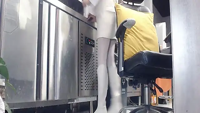 Snapshot of Eileen-L chatting on September 30, 2025, 12:59 am Eileen-L online show from September 30, 2025, 12:59 am