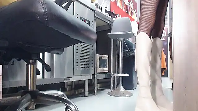 Snapshot of Eileen-L chatting on October 8, 2025, 2:20 am Eileen-L online show from October 8, 2025, 2:20 am