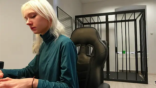 Laura Chaplin online show from September 27, 2025, 5:45 am