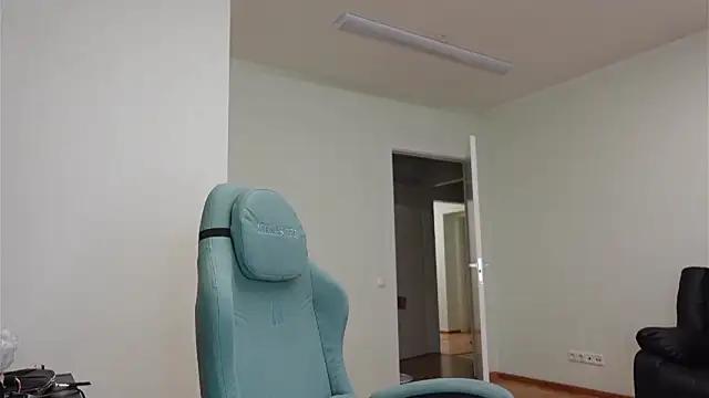 Laura Chaplin online show from October 27, 2025, 5:50 pm