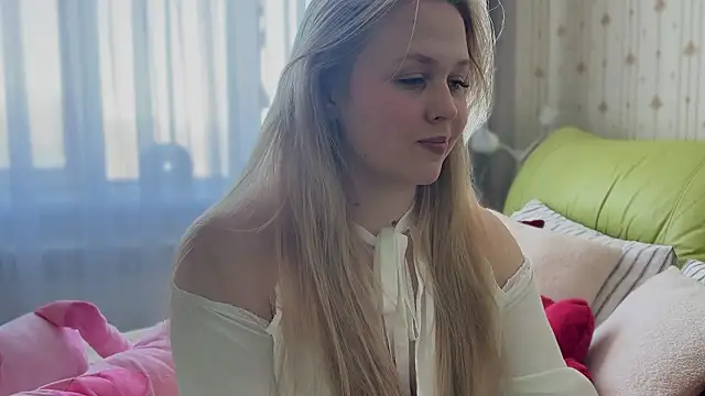 Estella Elwood online show from February 3, 2026, 6:40 am