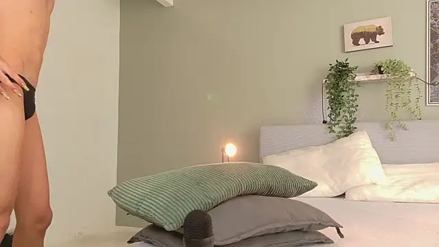 Nickifox   online show from October 6, 2025, 7:33 pm