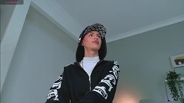 Nickifox   online show from October 8, 2025, 7:33 pm