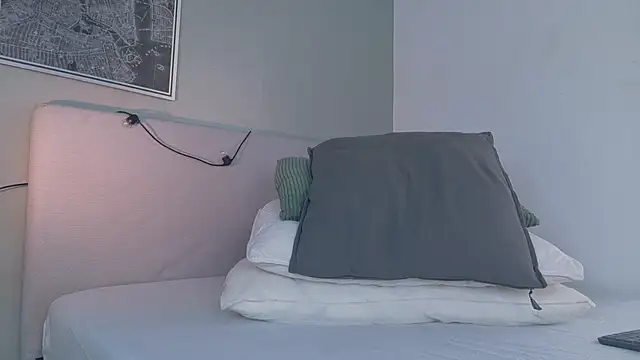 Nickifox   online show from November 25, 2025, 7:47 pm