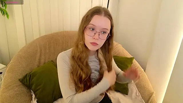 Snapshot of MandyMils chatting on September 21, 2025, 2:19 pm MandyMils online show from September 21, 2025, 2:19 pm