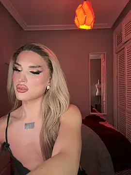 Snapshot of lacattiva chatting on November 21, 2025, 6:17 pm lacattiva online show from November 21, 2025, 6:17 pm