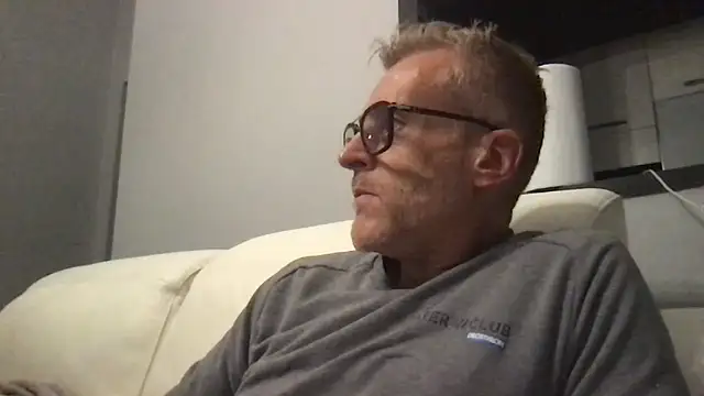 Snapshot of Axl_hot chatting on November 15, 2025, 8:49 pm Axl hot online show from November 15, 2025, 8:49 pm