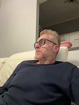 Axl hot online show from March 26, 2026, 6:46 pm